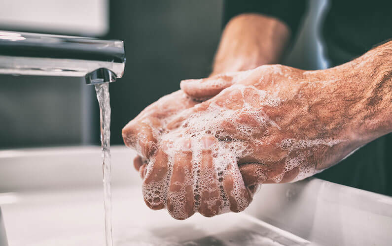 man washing his hands to remove the coronavirus (1)